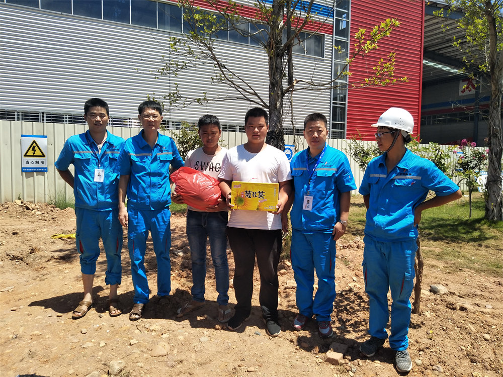 2018年7月18日 上杭曠遠(yuǎn)能源總經(jīng)理高溫慰問(wèn)到工地，炎炎夏日送清涼